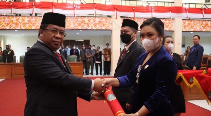 Heri Saman Pimpin Pelantikan 2 Anggota Pengganti Antar Waktu DPRD Landak