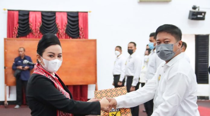 Lantik Pengurus FORKI Landak, Ini Pesan Ketua Umum FORKI Kalbar Karolin Margret Natasa