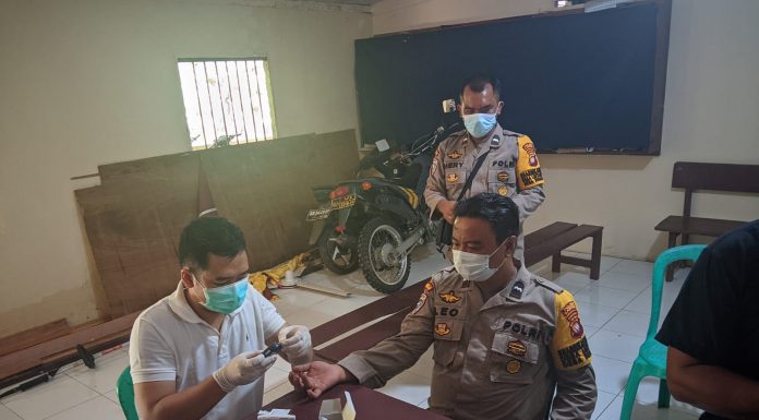 Warga Desa Darit dan Anggota Polsek Menyuke Cek Kesehatan Penyakit Tidak Menular
