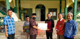 Pj Bupati Landak Serahkan Bantuan Sapi Kurban dari Pemerintah Provinsi Kalbar