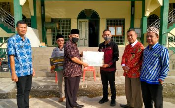 Pj Bupati Landak Serahkan Bantuan Sapi Kurban dari Pemerintah Provinsi Kalbar