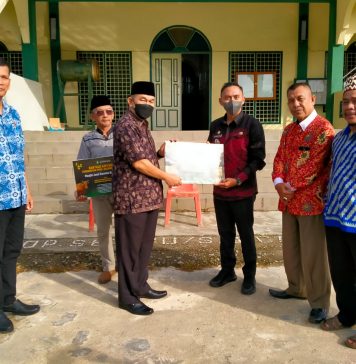 Pj Bupati Landak Serahkan Bantuan Sapi Kurban dari Pemerintah Provinsi Kalbar