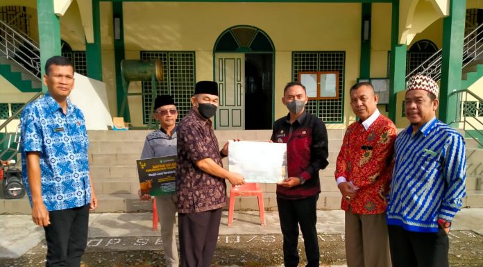 Pj Bupati Landak Serahkan Bantuan Sapi Kurban dari Pemerintah Provinsi Kalbar