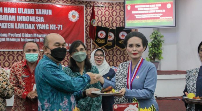 Pj Bupati Landak Samuel Buka Kegiatan HUT Ikatan Bidan Indonesia ke- 71