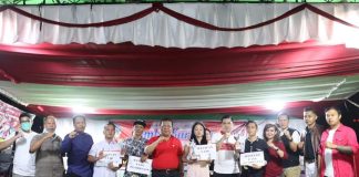 Ketua DPRD Landak Heri Saman Serahkan Piala Pemenang Lomba Karoke di Mandor