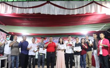 Ketua DPRD Landak Heri Saman Serahkan Piala Pemenang Lomba Karoke di Mandor