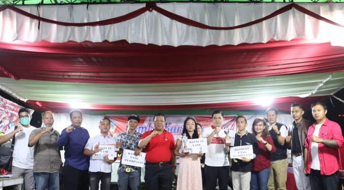 Ketua DPRD Landak Heri Saman Serahkan Piala Pemenang Lomba Karoke di Mandor