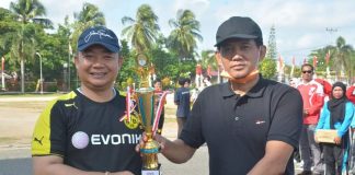 Sekda Ketapang Serahkan Hadiah Kepada Pemenang Lomba HUT Ke-77 Republik Indonesia Tingkat OPD