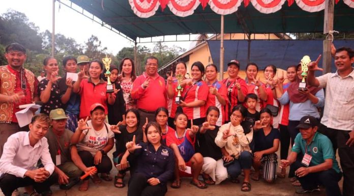 Heri Saman Hadiri Penutupan Lomba Peringatan HUT RI ke 77 di Desa Tubang Raeng