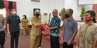 Pemkab Landak Bagikan 360 Bendera Merah Putih Bagi Masyarakat Kurang Mampu