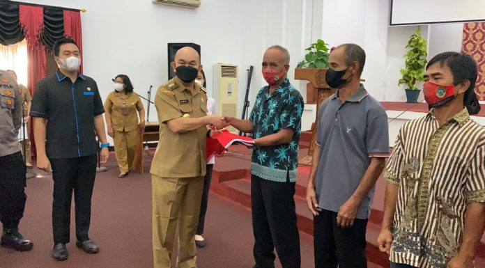 Pemkab Landak Bagikan 360 Bendera Merah Putih Bagi Masyarakat Kurang Mampu