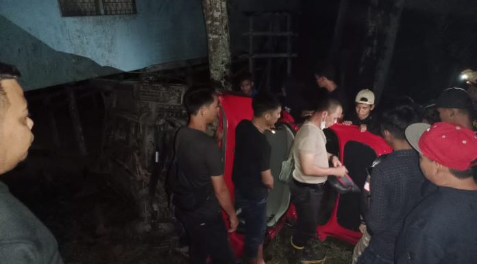 Hilang Kendali Minibus Terjun Kejurang Sedalam 4 Meter