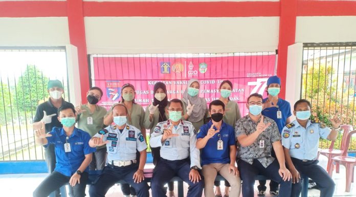 Petugas Hingga Warga Binaan Rutan Kelas IIB Landak Jalani Vaksinasi
