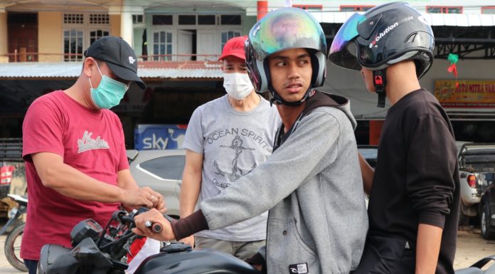 500 Bendera Merah Putih Dibagikan Kepada Pengendara Sepeda Motor dan Mobil