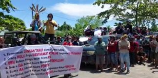 Sulit Mendapat Solar Diwilayah Perhuluan, Warga Gelar Aksi di Depan Kantor DPRD Ketapang