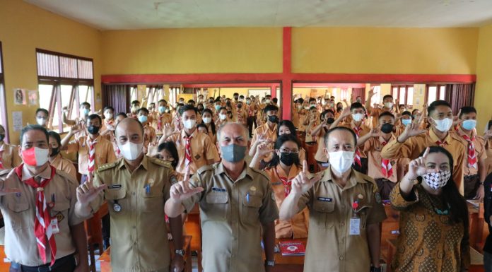 Pelajar SMA Negeri 2 Sengah Temila Dibekali Pendidikan Politik Bagi Pemilih Pemula