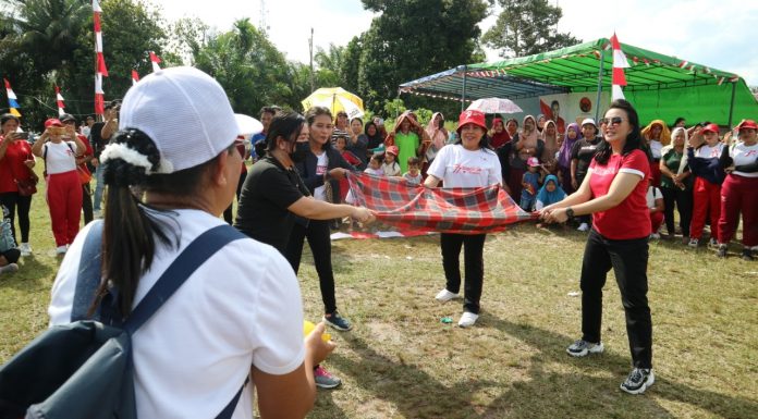 Karolin Ikuti Lomba Lempar Bola Air, Semarak 77 Tahun Kemardekaan Indonesia