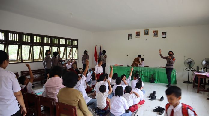 Peringati Hari Jadi Polwan ke-74, Polwan Polres Landak Kunjungi SLB Negeri Ngabang