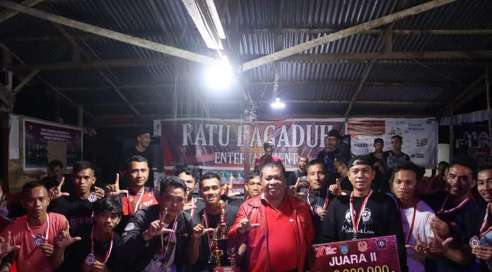 Heri Saman Serahkan Hadiah Pemenang Turnamen Pahuman Cup 2022