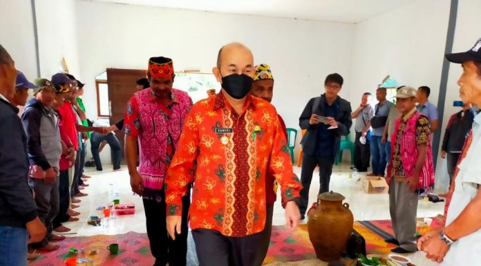 Ciptakan Iklim Investasi Kondusif, Pj Bupati Samuel Ajak Pengurus Adat dan Masyarakat Jaga Keamanan Daerah
