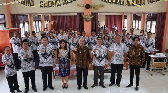 DPRD Landak Hadiri Pembukaan Konkerkab II PGRI Landak