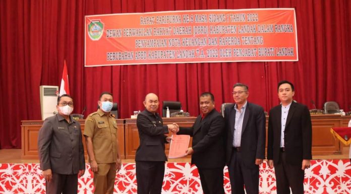 Pemkab Landak Sampaikan Nota Keuangan dan Raperda Perubahan APBD Tahun Anggaran 2022 ke DPRD