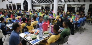 Karolin Makan Bersama Dengan Anak Asrama T.B. Soposurung