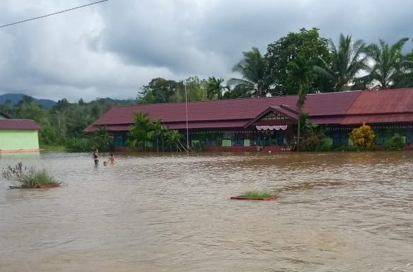 Banjir Rendam Sejumlah Rumah Warga di Jelimpo