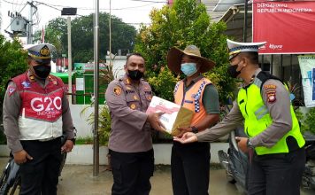 Ringankan Beban Warga Kurang Mampu Dampak Kenaikan BBM, Polres Landak Berbagi Paket Sembako