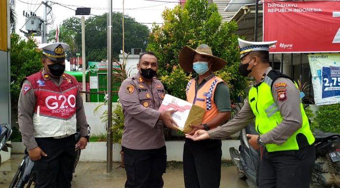 Ringankan Beban Warga Kurang Mampu Dampak Kenaikan BBM, Polres Landak Berbagi Paket Sembako