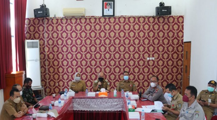 Zoom Meeting Bersama Direktorat Jendral Bina Pemerintahan Desa, Pj Bupati Landak Samuel Sampaikan Pelaksanaan Pilkades Serentak
