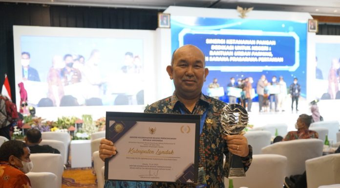 Pemkab Landak Raih Pengharagaan Kabupaten Tingkat Pengendalian Inflasi Terbaik di Wilayah Kalimantan