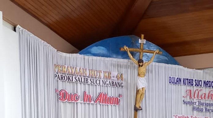 Hadiri Misa HUT ke- 44 Paroki Salib Suci Ngabang, Sekda Landak: Sesibuk Apapun Pekerjaan Jangan Tinggalkan Ibadah