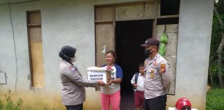 Polres Melawi Salurkan Paket Sembako Kepada Masyarakat di Desa Labang