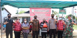 Pedagang Hingga Pelaku UMKM Terdampak Kenaikan BBM di Sengah Temila Terima Bantuan Sembako