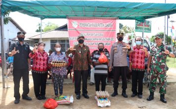 Pedagang Hingga Pelaku UMKM Terdampak Kenaikan BBM di Sengah Temila Terima Bantuan Sembako