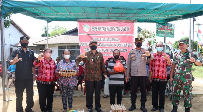 Pedagang Hingga Pelaku UMKM Terdampak Kenaikan BBM di Sengah Temila Terima Bantuan Sembako