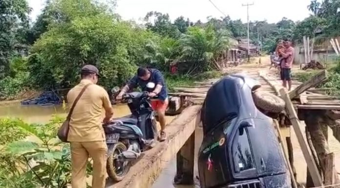 Pemkab Landak Akan Segera Tangani Perbaikan Jembatan Ambruk di Desa Angkanyar