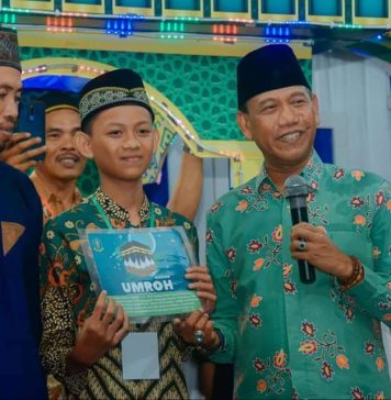 Tutup MTQ Desa Kinjil Pesisir, Wabup Ketapang Hadiahkan Umroh Kepada Salah Satu Juara