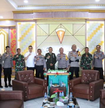 Waka Polres Landak Sambangi Yonarmed 16/Komposit Ngabang Sampaikan Ucapan HUT TNI ke 77