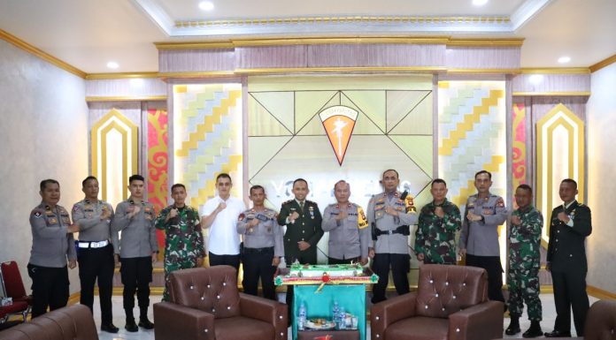Waka Polres Landak Sambangi Yonarmed 16/Komposit Ngabang Sampaikan Ucapan HUT TNI ke 77