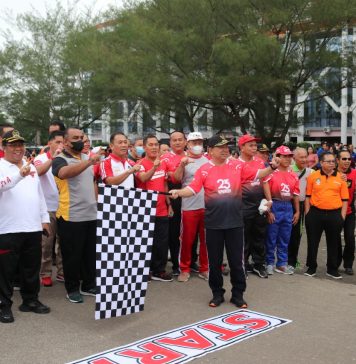 Antusias Warga Ikuti Gerak Jalan Sehat dan Semam Massal Semarak Rangkaian HUT ke 23 Pemkab Landak