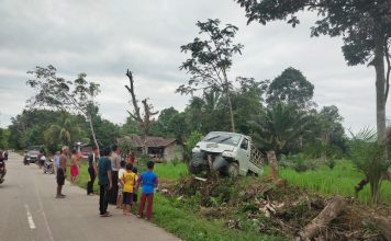 Hendak Menyalip Sepeda Motor Didepannya, Mobil Pick Up Hilang Kendali