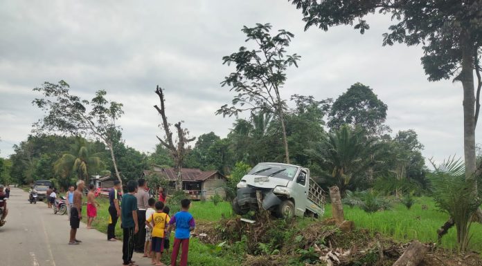Hendak Menyalip Sepeda Motor Didepannya, Mobil Pick Up Hilang Kendali