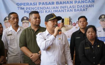 Operasi Pasar Bahan Pangan di Terminal Ngabang Dipadati Warga