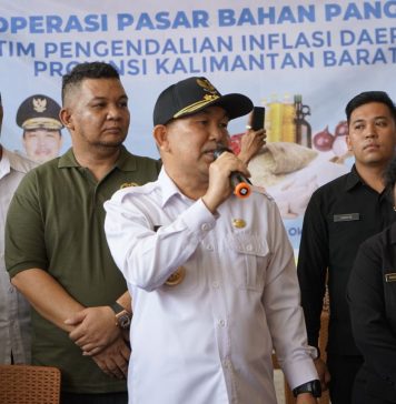 Operasi Pasar Bahan Pangan di Terminal Ngabang Dipadati Warga