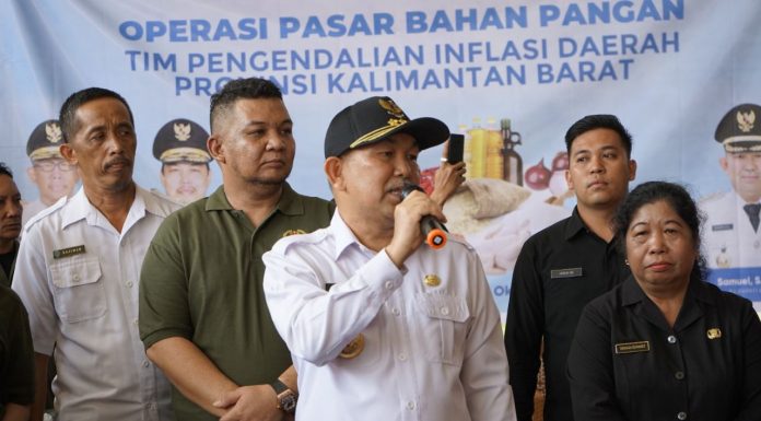 Operasi Pasar Bahan Pangan di Terminal Ngabang Dipadati Warga