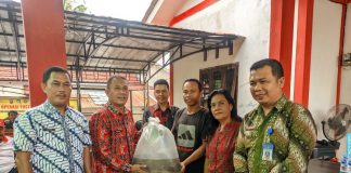 Masyarakat Desa Amboyo Inti Terima Bantuan Benih Ikan Lele