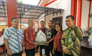 Masyarakat Desa Amboyo Inti Terima Bantuan Benih Ikan Lele