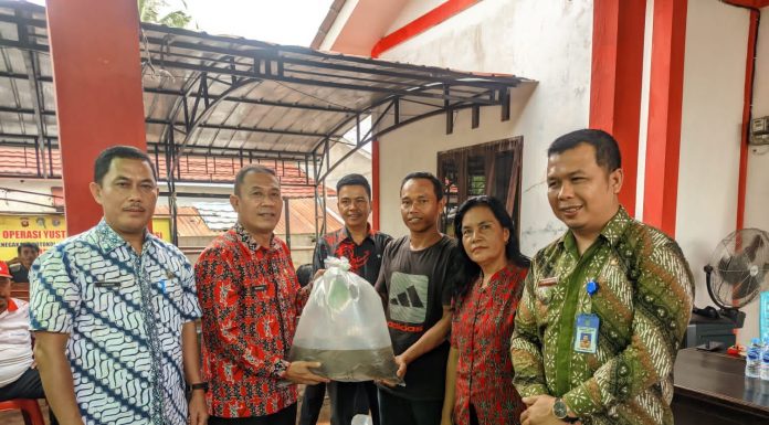 Masyarakat Desa Amboyo Inti Terima Bantuan Benih Ikan Lele